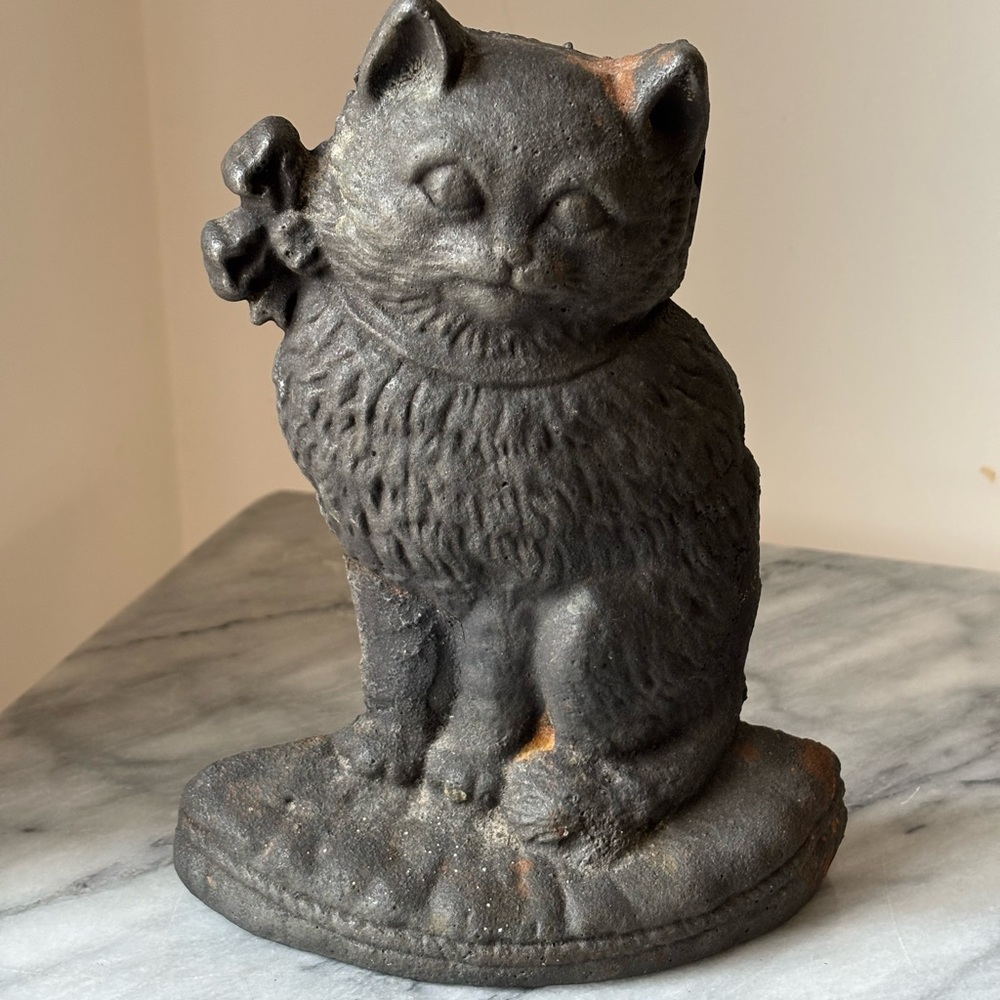 Antique 1920s Hubley  #38 Black Cast Iron Cat Doorstop w Bow Around the Neck